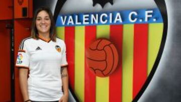 Ana Romero &#039;Willy&#039; posa con la camiseta y el escudo de su nuevo club, el Valencia Femenino.