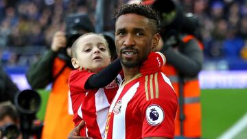 El futbolista inglés tuvo una conexión especial con el pequeño Bradley Lowery, un niño que padecía cáncer y con el que se mantuvo en sus últimos meses con vida. Después, se hizo un tatuaje en su honor.

