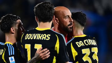 Reina, consolado por sus compa?eros tras ser expulsado.