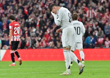 2-10. Federico Valverde se lamenta tras el segundo tanto de Gorka Guruceta.