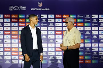 El defensa uruguayo fue presentado como nuevo jugador rojiblanco y recibió su nueva camiseta de manos del presidente del Atlético de Madrid, Enrique Cerezo. El jugador llega procedente del Racing Club de Montevideo.