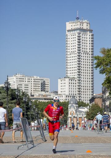 La prueba de natación ha sido en el embalse de Riosequillo, y la bici, por la Sierra de Guadarrama. El recorrido a pie ha sido por las calles de la capital.