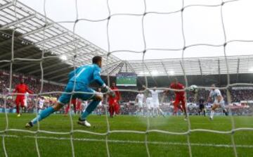 Roberto Firmino nods past Lukasz Fabianski to make it 1-1