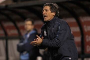 El DT de Universidad Católica Mario Salas dando instrucciones