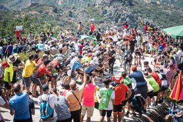 El grupo de fugados, encabezado por Romain Bardet, posterior ganador en Villuercas, afronta la subida al Alto Collado de Ballesteros, que se coronaba a 68 kilómetros de la meta.