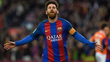 Leo Messi vistiendo la camiseta del Barcelona con la publicidad de Qatar Airways.