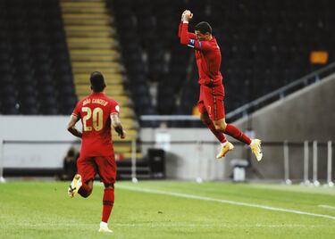 Cristiano Ronaldo se convirtió el 9 de septiembre en el segundo jugador de toda la historia en alcanzar los 100 goles con su selección.  A sus 35 años llegó a la centena de tantos ante Suecia, con un golazo de libre directo que le dejaba a sólo nueve dianas del máximo goleador internacional, Ali Daei, que llegó a los 109 con Irán. El portugués termina el año con 102 y está a siete del iraní, al que espera pillar en la Eurocopa. 