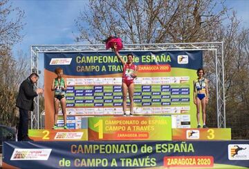 Robles, Irene Sánchez-Escribano y Paula González, en el podio.