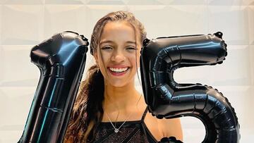 La skater brasileña Rayssa Leal muestra dos globos negros con un 15 por su aniversario, frente a una pared blanca, el 4 de enero del 2023.