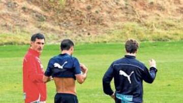 <b>INSTRUCCIONES. </b>Mendilibar charló al final de la sesión con los extremos Sisi y Sesma.