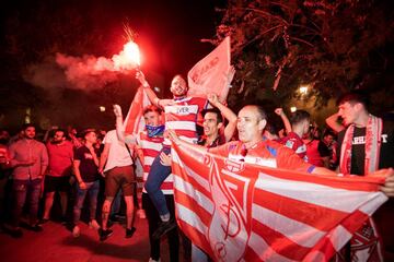 Miles de aficionados del Granada CF celebran en la céntrica Fuente de las Batallas de la capital andaluza el regreso a Primera.