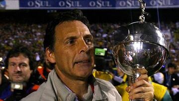 Miguel &Aacute;ngel Russo con el trofeo de la Copa Libertadores ganada en 2007 con Boca Juniors
