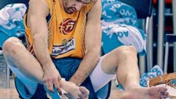 <b>MALA PATA. </b>Desde marzo de 2007, cuando cayó en Boston, el futuro de Garbajosa pasa por su pie.