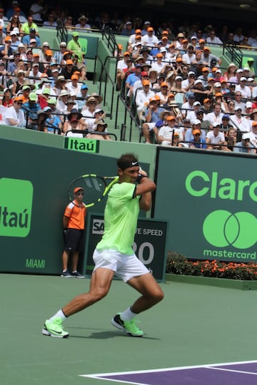 Una nueva final entre dos de las raquetas más fascinantes de todos los tiempos. Hoy ganó Federer bajo un sol de justicia en Miami. Nadal tuvo sus oportunidades de romper el servicio del suizo pero no lo consiguió. A pesar de eso, dejó una muy buena impresión. Veremos lo que pasa cuando llegue el momento de jugar en tierra batida. Aquí el resumen del partido en fotos.