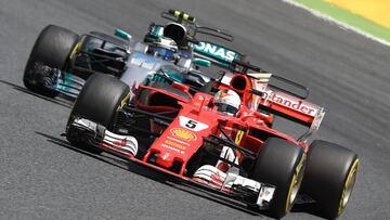 Mercedes&#039; Finish driver Valtteri Bottas and Ferrari&#039;s German driver Sebastian Vettel race at the Circuit de Catalunya on May 14, 2017 in Montmelo on the outskirts of Barcelona during the Spanish Formula One Grand Prix. / AFP PHOTO / LLUIS GENE