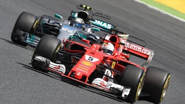 Mercedes&#039; Finish driver Valtteri Bottas and Ferrari&#039;s German driver Sebastian Vettel race at the Circuit de Catalunya on May 14, 2017 in Montmelo on the outskirts of Barcelona during the Spanish Formula One Grand Prix. / AFP PHOTO / LLUIS GENE