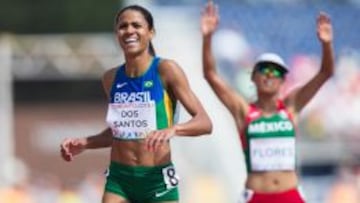 Julia Paula Dos Santos (I) gan&oacute; el oro para Brasil. Atr&aacute;s, Brenda Flores, se adjudic&oacute; la medalla de plata para M&eacute;xico.