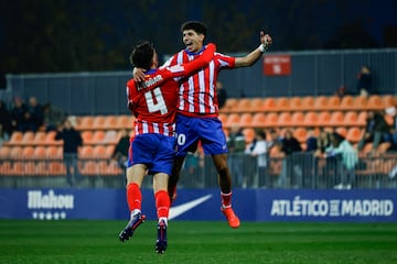 Rayane y Boñar, los autores de los goles contra el Marbella, celebran el 1-0 del primero. 