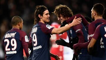 Paris Saint-Germain's Uruguayan forward Edinson Cavani (C) celebrates with Paris Saint-Germain's French midfielder Adrien Rabiot (2ndR) after scoring a goal during the French L1 football match between Paris Saint-Germain (PSG) and Troyes at the Parc des Princes stadium in Paris on November 29, 2017. / AFP PHOTO / CHRISTOPHE SIMON