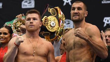 Canelo Alvarez y Sergey Kovalev durante el pesaje previo a su pelea.