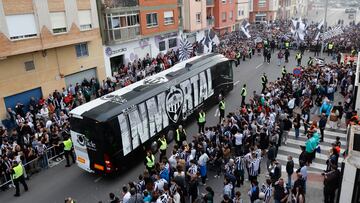 18/04/25 PARTIDO SEGUNDA DIVISION
ESTADIO SKYFI CASTALIA
CD CASTELLON - ALMERIA
RECIBIMIENTO AL AUTOBUS AUTOCAR DEL CASTELLON AMBIENTE SEGUIDORES
