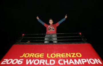 En 2005, tras correr durante tres temporadas en 125cc dio el salto a la categor赤a de 250cc con una Honda RSW250 teniendo como compa?ero a H谷ctor Barber芍. Consigui車 seis podios y cuatro poles, con lo que acab車 quinto en el campeonato. En 2006 cambi車 a Aprilia y consigui車 su primer t赤tulo mundial, ganando ocho carreras.