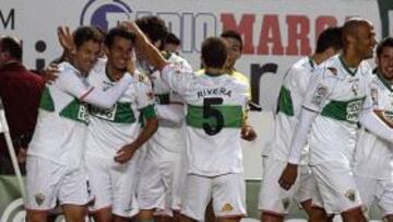 <b>GOL QUE VALE TRES PUNTOS. </b>Los jugadores del Elche felicitan a Edu Albacar, tras el gol que consiguió ayer.