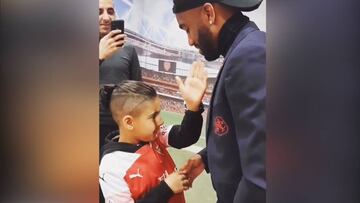Lacazette y su gran gesto con un niño con discapacidad