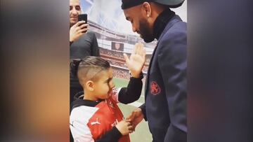 Lacazette y su gran gesto con un niño con discapacidad