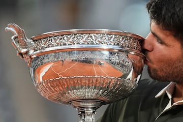 Carlos Alcaraz besa el trofeo.
