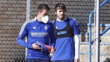 Zapater, con mascarilla y junto a Eugeni, en el entrenamiento de esta mañana.