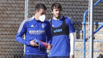 Zapater, con mascarilla y junto a Eugeni, en el entrenamiento de esta ma&ntilde;ana.