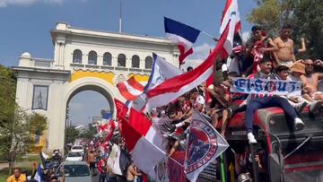 Vídeo: Así fue la caravana de la afición de Chivas para llegar al Akron