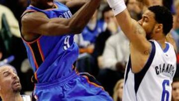 Serge Ibaka disputa un balón ante los Mavericks.