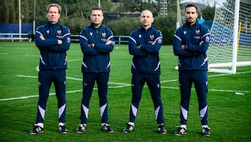 Luís Castro posa junto a su cuerpo técnico.