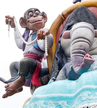 Este miércoles, 19 de marzo y día de San José, se celebrará el emocionante "Día de la Cremà" en las Fallas de Valencia, donde más de 700 monumentos que los artistas falleros han levantado por toda la ciudad arderán en un espectáculo impresionante. Marcando el broche de oro de la fiesta más emblemática de Valencia y una de las más multitudinarias de toda España. La noche se iluminará con fuegos artificiales.