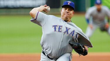 Colón tiene un gran repertorio de casacas guardadas en su cajón por los equipos para los que ha jugado en la MLB. Indians, Expos, White Sox, Angels, Red Sox, White Sox, Yankees, Athletics, Mets, Braves, Twins y ahora los Rangers han recibido al pitcher con los brazos abiertos. 234 partidos ganados y 166 perdidos respaldan una gran carrera dentro de las Grandes Ligas.
