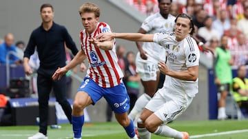 MADRID, 27/09/2025.- El defensa del Real Madrid Álvaro Carreras (d) disputa el balón al centrocampista del Atlético de Madrid Pablo Barrios (i) durante el partido de liga entre el Real Madrid y el Atlético de Madrid que se disputa en el estadio Riyadh Air Metropolitano este sábado. EFE/SERGIO PÉREZ