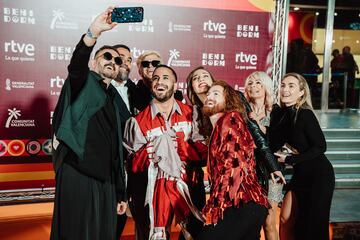 El grupo Nebulosa posa para un selfie durante la alfombra naranja del Benidorm Fest.