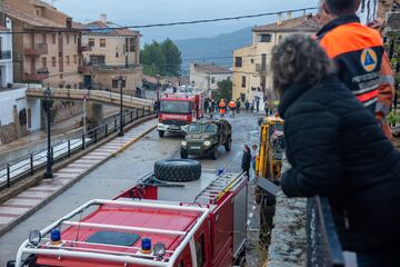 Varios servicios de emergencias ayudan en las labores de rescate en Letur, Albacete. En torno a 30 personas se han quedado atrapadas en sus viviendas por la riada.