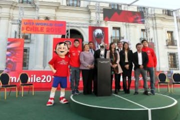 En La Moneda se realizó el lanzamiento del Trophy Tour del Mundial Sub 17. El trofeo recorrerá distintas ciudades de Chile.