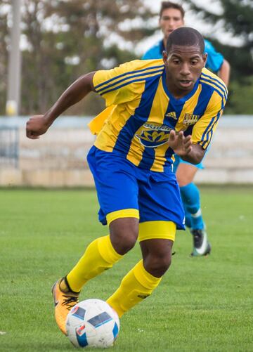 Participó por tres años ahí para luego dar el salto al Dunajska Streda de la Primera División de Eslovaquia.