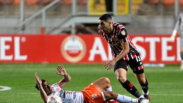 
Futbol, Cobresal vs Sao Paulo.
Fase de grupos, Copa Libertadores 2024.
El jugador de Cobresal Leonardo Valencia, izquierda , disputa el balon contra Michel Araujo de Sao Paulo durante el partido de copa libertadores por el grupo B disputado en el estadio Zorros del Desierto en Calama, Chile.
08/04/2024
Pedro Tapia/Photosport

Football, Cobresal vs Sao Paulo.
Group stage, Copa Libertadores 2024.
Cobresal's player Leonardo Valencia, left  vies the ball against Michel Araujo of Sao Paulo during the copa libertadores match for group B at the Zorros del Desierto stadium in Calama, Chile.
08/04/2024
Pedro Tapia/Photosport