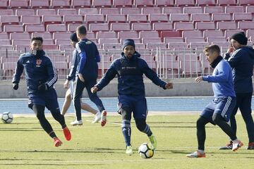 Hinchas de Universidad de Chile realizan el tradicional Banderazo previo al Superclásico. En la fotografía Gonzalo Jara, Jean Beausejour y Francisco Arancibia.