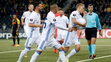 Vitaliy Buyalskiy celebra con sus compañeros el gol conseguido por el Dinamo de Kiev.