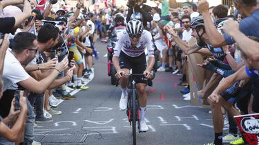 Tadej Pogacar avanza en solitario en el final del Giro de Lombardía 2023.