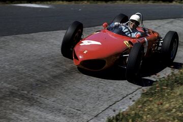 En 1961 Ferrari gana su quinto campeonato de pilotos y el primero de constructores con la dupla de Phil Hill y Wolfgang von Trips, quien en la penúltima carrera del año en Italia tuvo un fatídico accidente mortal. Phil Hill ganó su único Campeonato de Pilotos ese año con el Ferrari 'morro de tiburón'. En la imagen, el 6 de agosto de 1961 en el famoso carrusel del mítico circuito de Nurburgring.