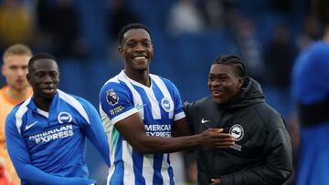 Soccer Football - Premier League - Brighton & Hove Albion v Newcastle United - The American Express Community Stadium, Brighton, Britain - October 18, 2025 Brighton & Hove Albion's Danny Welbeck, Nehemiah Oriola and Yankuba Minteh celebrate after the match REUTERS/Toby Melville EDITORIAL USE ONLY. NO USE WITH UNAUTHORIZED AUDIO, VIDEO, DATA, FIXTURE LISTS, CLUB/LEAGUE LOGOS OR 'LIVE' SERVICES. ONLINE IN-MATCH USE LIMITED TO 120 IMAGES, NO VIDEO EMULATION. NO USE IN BETTING, GAMES OR SINGLE CLUB/LEAGUE/PLAYER PUBLICATIONS. PLEASE CONTACT YOUR ACCOUNT REPRESENTATIVE FOR FURTHER DETAILS..