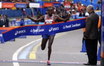 El corredor keniata, Geoffrey Mutai, vencedor de la carrera profesional masculina.