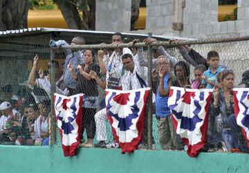 Fanáticos cubanos observan desde las gradas cómo los niños participan en la clínica de baseball de los Tampa Bay Rays. 